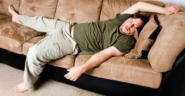 Lười vận động: những người lười vận động thường có nồng độ testosterone và nitric oxide thấp. Đồng thời, nam giới ít hoạt động thể chất là đối tượng có nguy cơ cao mắc các bệnh như béo phì, mỡ máu, huyết áp cao... đều là những bệnh lý gây trở ngại cho hoạt động tình dục. Ảnh minh họa