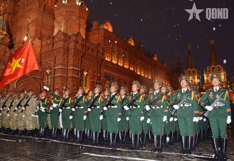 Doan Quan doi nhan dan Viet Nam hop luyen tai Quang truong Do