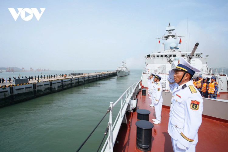 Hai quan Viet Nam va Trung Quoc tuan tra lien hop tren vinh Bac Bo-Hinh-3