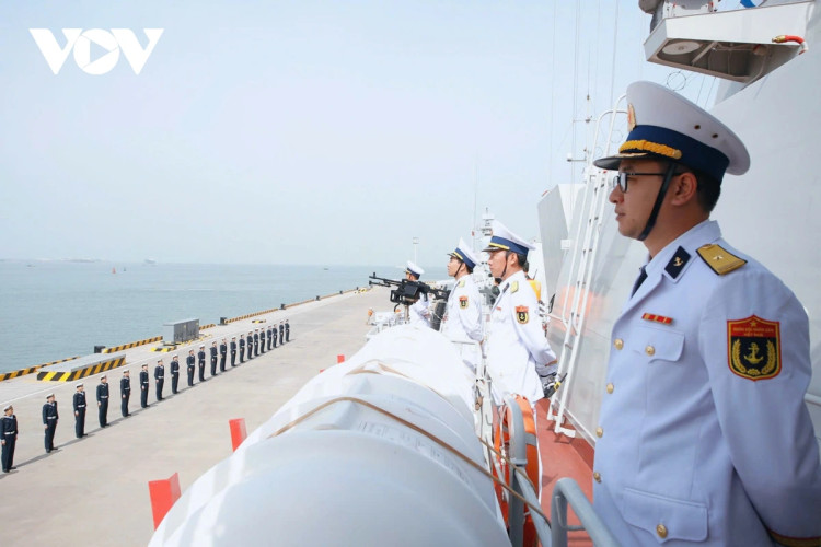 Hai quan Viet Nam va Trung Quoc tuan tra lien hop tren vinh Bac Bo-Hinh-4