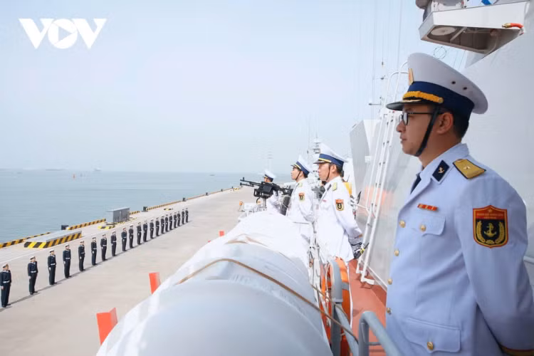 Hải quân Việt Nam và Trung Quốc tuần tra liên hợp trên vịnh Bắc Bộ - Hình 4 Hai quan Viet Nam va Trung Quoc tuan tra lien hop tren vinh Bac Bo-Hinh-4