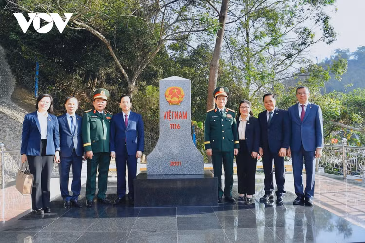 Dai tuong Phan Van Giang du Giao luu huu nghi quoc phong bien gioi Viet - Trung-Hinh-4