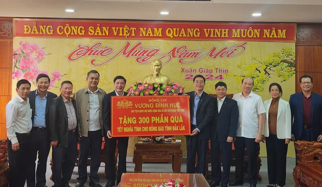 Ông Bùi Văn Cường chuyển 300 suất quà Tết cho tỉnh Đắk Lắk.