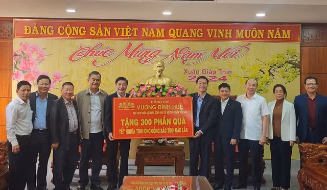 Ông Bùi Văn Cường chuyển 300 suất quà Tết cho tỉnh Đắk Lắk.