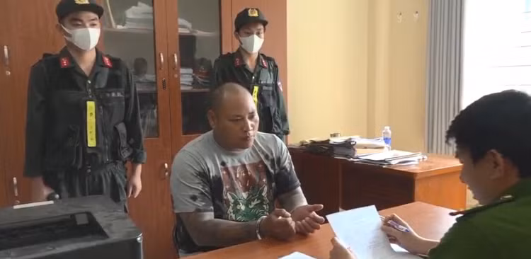 Cơ quan chức năng lấy lời khai hành vi phạm tội của đối tượng. Ảnh congannhandan