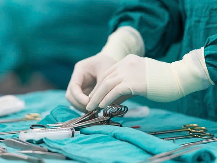 Phẫu thuật cho bệnh nhân.