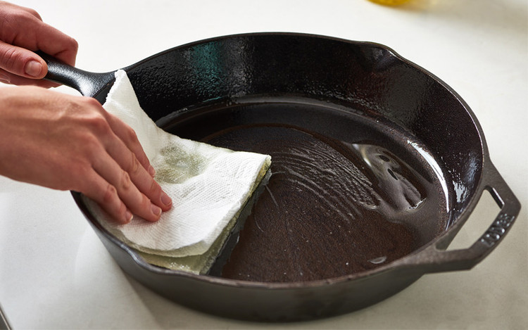 Cách phục hồi chảo chống dính bằng dầu dừa