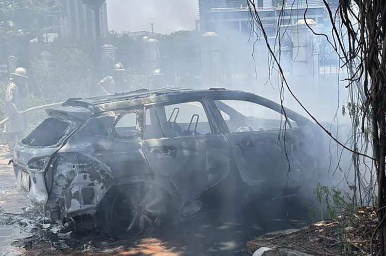 Ô tô bị đã lửa thiêu rụi hoàn toàn sau vụ cháy ở Trung tâm thể dục thể thao quận Ba Đình . Ảnh Vietnamnet