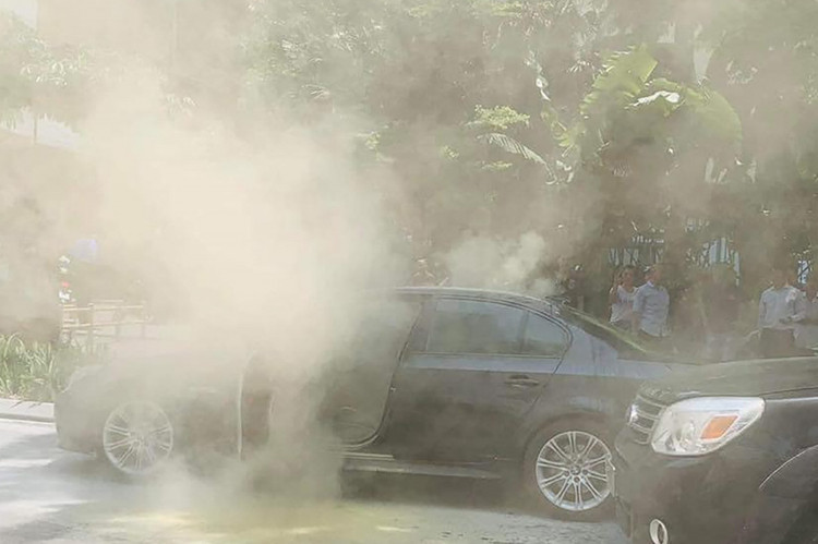Ô tô nhãn hiệu BMW bốc cháy trên đường Huỳnh Thúc Kháng. Ảnh VOV