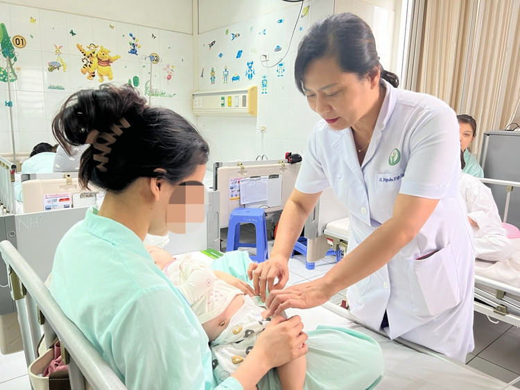 Bệnh nhân nhi được theo dõi sau khi phẫu thuật. Ảnh suckhoevadoisong