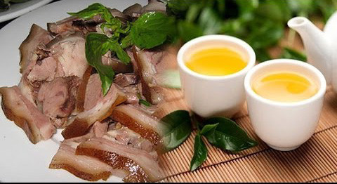 Thịt chó, thịt dê với nước chè không nên kết hợp với nhau tránh gây hại cho sức khỏe. Ảnh minh họa