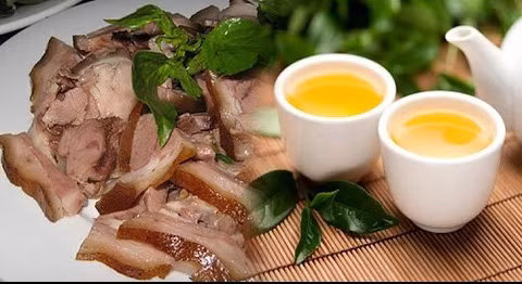 Thịt chó, thịt dê với nước chè không nên kết hợp với nhau tránh gây hại cho sức khỏe. Ảnh minh họa