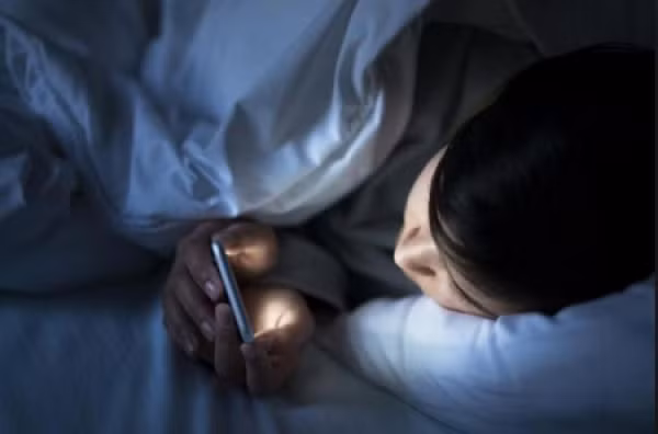Mẹo bảo vệ mắt khi sử dụng điện thoại ban đêm