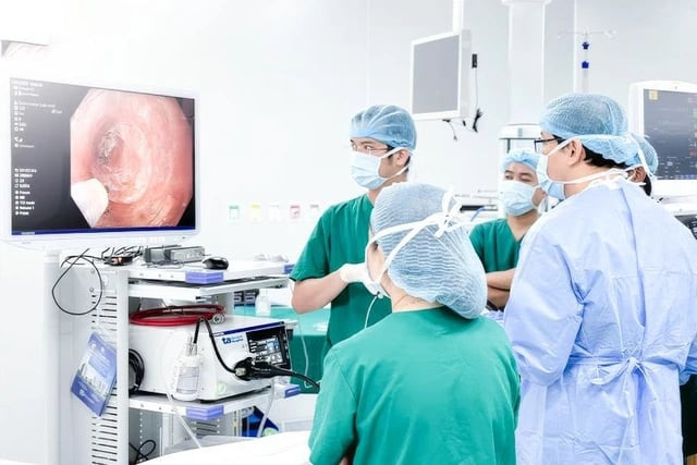 Các bác sĩ thực hiện ca mổ nội soi tiêu hóa. Ảnh BVCC