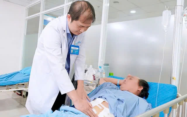 Bác sĩ thăm khám cho bệnh nhân sau phẫu thuật. Ảnh BVCC