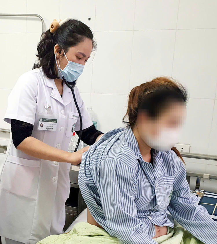 Bác sĩ Viện Y học Nhiệt đới thăm khám cho sản phụ 7 tháng mắc cúm A. Bác sĩ Viện Y học Nhiệt đới thăm khám cho sản phụ 7 tháng mắc cúm A.