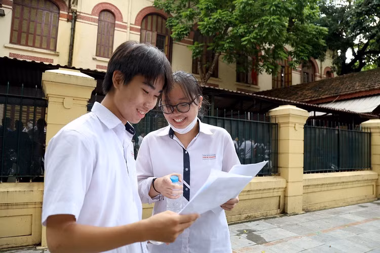 Thí sinh rạng rỡ trao đổi đề thi sau khi thi xong môn Ngữ Văn