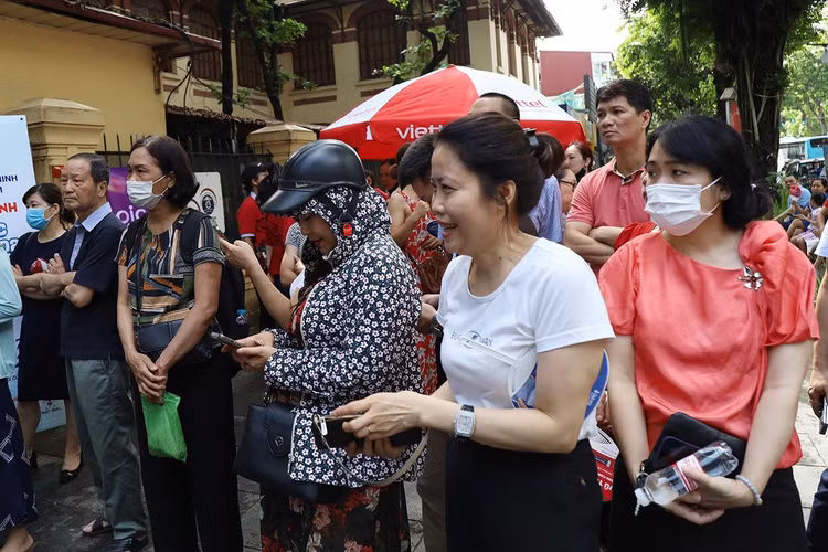 Phụ huynh đứng chờ con ra khỏi phòng thi