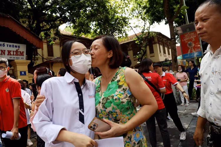 Nhiều thí sinh cho biết, tác phẩm "Vợ nhặt" khá quen thuộc, phần đọc hiểu và nghị luận xã hội không quá khó, chỉ dựa vào kiến thức xã hội là có thể làm được bài.