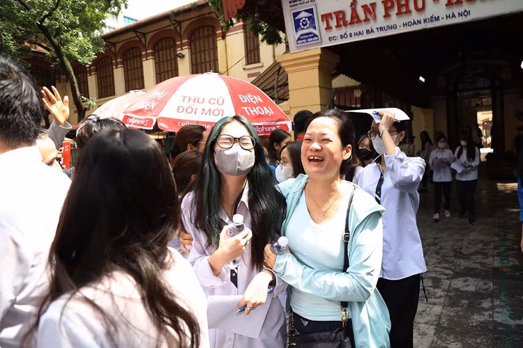 Phụ huynh vui mừng khi con kết thúc môn thi đầu tiên. Ảnh: Trần Hải