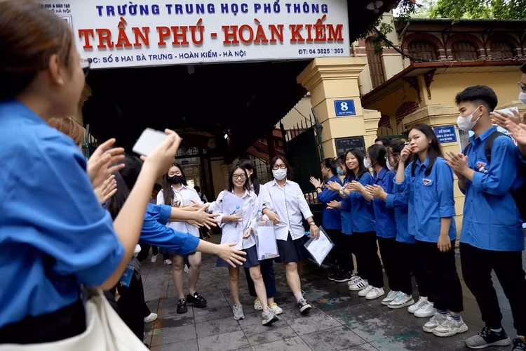 Ghi nhận của PV Khoa học và Đời sống, tại điểm thi trường THPT Trần Phú - Hoàn Kiếm, khi rời phòng thi, các thí sinh không giấu nổi niềm vui trên khuôn mặt. Ảnh Trần Hải
