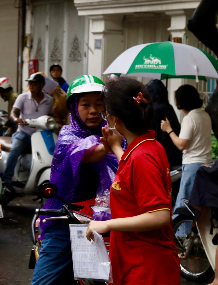 Những cái chạm tay chúc may mắn của phụ huynh như truyền động lực và trấn an tinh thần cho thí sinh.