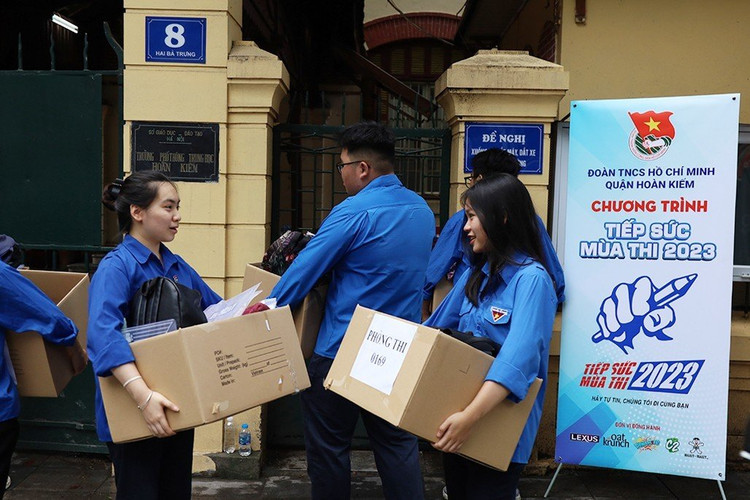 Thanh niên tình nguyện tại điểm trường THPT Hoàn Kiếm hỗ trợ các thí sinh gửi đồ tại địa điểm thi.