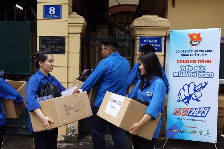 Thanh niên tình nguyện tại điểm trường THPT Hoàn Kiếm hỗ trợ các thí sinh gửi đồ tại địa điểm thi.