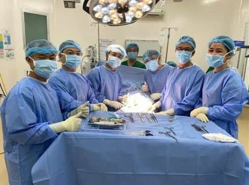 Ê-kíp phẫu thuật đặt thể hang nhân tạo cho bệnh nhân. Ảnh BVCC