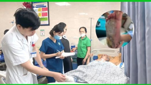 Các bác sĩ thăm khám cho bệnh nhân. Ảnh Trung tâm Y tế huyện Thanh Ba (Phú Thọ)