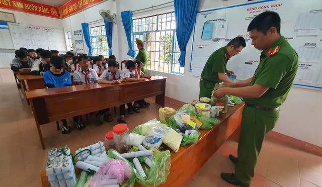 Các em học sinh chế tạo pháo nổ được Công an tuyên truyền, nhắc nhở. Các em học sinh chế tạo pháo nổ được Công an tuyên truyền, nhắc nhở.