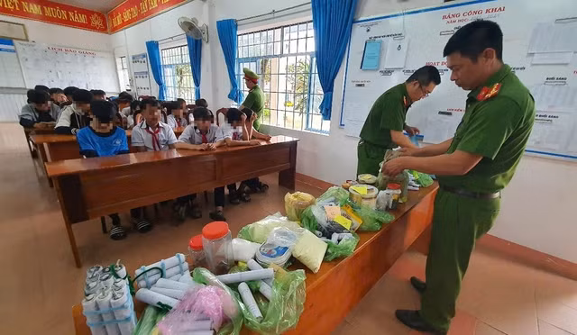 Các em học sinh chế tạo pháo nổ được Công an tuyên truyền, nhắc nhở.