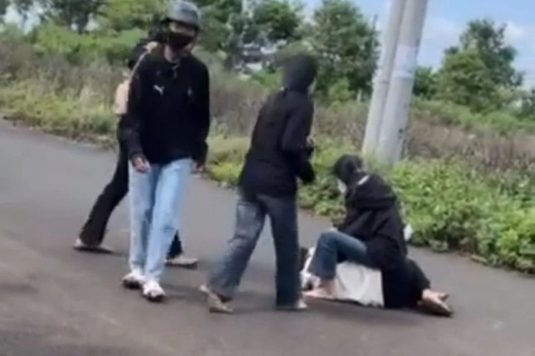 Nhóm bạn vây đánh hội đồng nữ sinh ngay giữa đường.