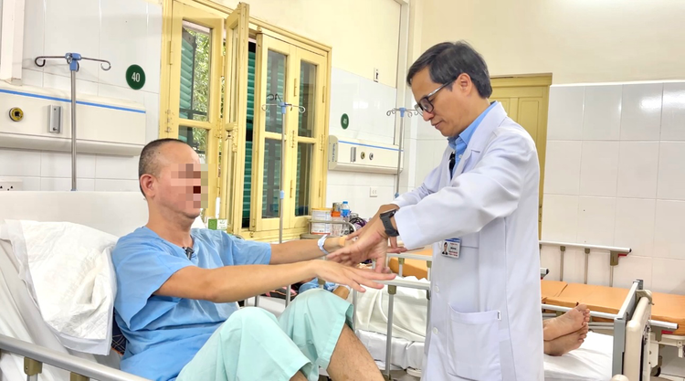 Chức năng vận động của anh C. dần cải thiện sau ca phẫu thuật, các cơn đau và co thắt cơ giảm rõ rệt. Ảnh: BVCC