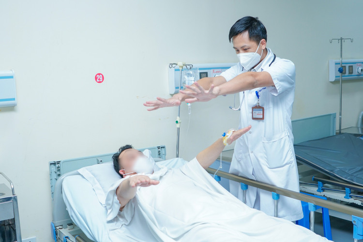 Bác sĩ thăm khám cho người bệnh. Ảnh BVCC