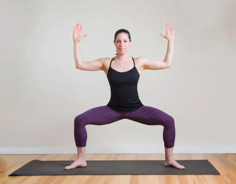 Tư thế nữ thần giấc ngủ giúp giảm chứng đau bụng kinh. Ảnh minh họa