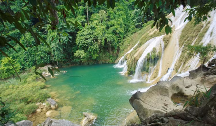 Sở dĩ Bản Ba được xếp vào danh sách một trong những ngọn thác độc đáo tại Việt Nam bởi cấu tạo chuỗi thác liên hoàn với 3 tầng đổ nước thẳng đứng xuống từ độ cao hàng chục mét. Bên cạnh đó, Bản Ba còn phân nhánh ra thành nhiều thác nhỏ chảy róc rách xung quanh con thác chính.