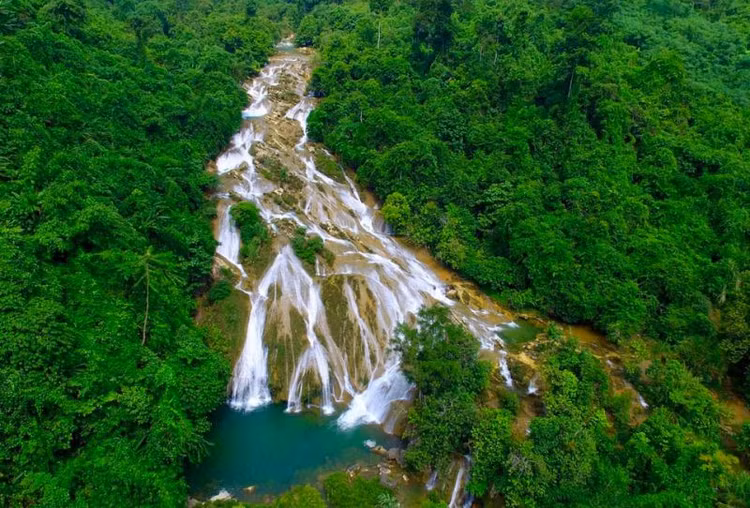 Được bảo vệ bởi rừng nguyên sinh, thác luôn uốn lượn qua 4 mùa, không bao giờ khô cạn. Đường từ Trung Hà (Chiêm Hóa) đến thác xuyên qua những cánh đồng lúa và những ngôi nhà sàn của đồng bào Tày. Cây cọ bên đường tạo bóng mát, suối Ngòi Ba chảy qua, kể lại huyền thoại về thác. Đây là một liên kết giữa quá khứ và tương lai, là điểm nhấn toàn cảnh của vùng đất này. Ảnh MIA