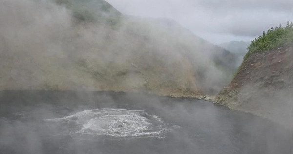 Hiện tại, chưa có đường thẳng dẫn tới hồ nước sôi. Muốn tới đây, du khách phải vượt qua chặng đường chừng 13 km hiểm trở, băng qua con suối lưu huỳnh, những thung lũng và bơi lội. Hành trình bắt đầu từ ngôi làng Ladrat tới hẻm núi Titou. Sau khi vượt qua hẻm núi sẽ đến dòng sông Breakfast. Ảnh Wiki Hiện tại, chưa có đường thẳng dẫn tới hồ nước sôi. Muốn tới đây, du khách phải vượt qua chặng đường chừng 13 km hiểm trở, băng qua con suối lưu huỳnh, những thung lũng và bơi lội. Hành trình bắt đầu từ ngôi làng Ladrat tới hẻm núi Titou. Sau khi vượt qua hẻm núi sẽ đến dòng sông Breakfast. Ảnh Wiki