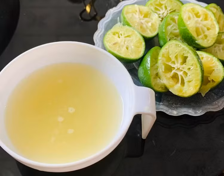 Sử dụng cốt chanh có tính axit mạnh để trị mụn cô gái bị bỏng da. Ảnh Vietnamnet