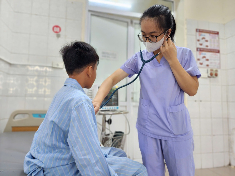 BS Thảo khám lại cho bệnh nhi chuẩn bị xuất viện sau quá trình điều trị tích cực nhờ được chẩn đoán và điều sớm. Ảnh BVCC