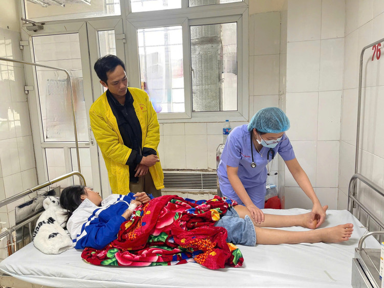 Bệnh nhi điều trị tại bệnh viện. Ảnh BVCC