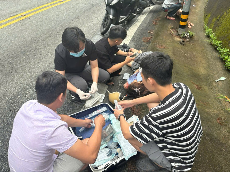 Các y bác sĩ cấp cứu người bị nạn. Ảnh BVCC