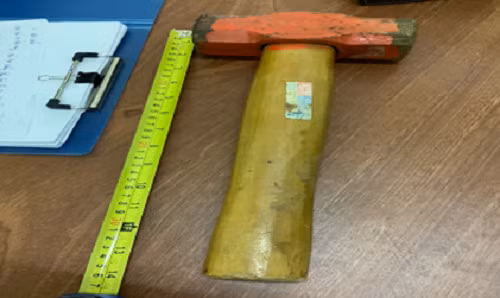 Chiếc búa được cho là hung khí gây án.