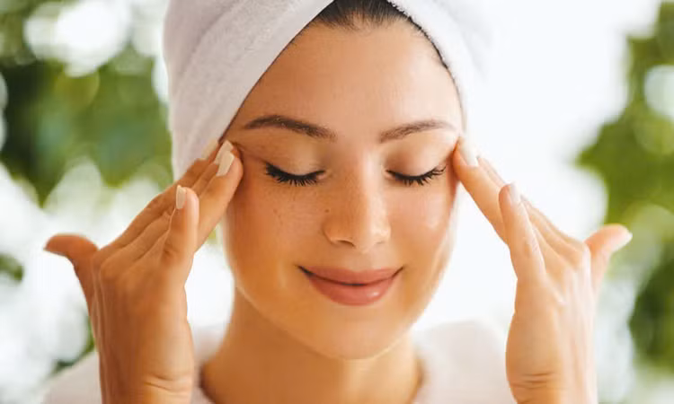 Massage mặt trước khi ngủ có thể hỗ trợ kéo căng và làm mờ các nếp nhăn, đồng thời tăng độ săn chắc cho da.