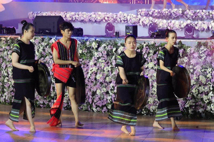 Tại Lễ Khai mạc, nhân dân, du khách đã được theo dõi những tiết mục nghệ thuật đặc sắc, giàu giá trị lịch sử của văn hóa các dân tộc đang sinh sống tại tỉnh Lâm Đồng, mảnh đất Nam Tây Nguyên tươi đẹp.