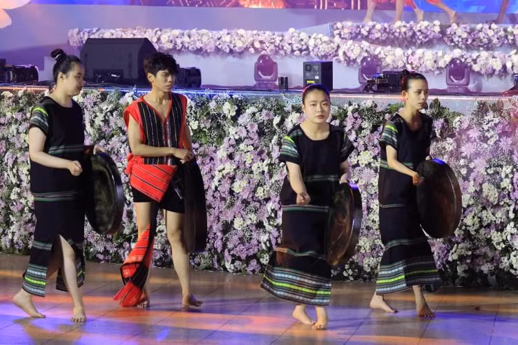 Tại Lễ Khai mạc, nhân dân, du khách đã được theo dõi những tiết mục nghệ thuật đặc sắc, giàu giá trị lịch sử của văn hóa các dân tộc đang sinh sống tại tỉnh Lâm Đồng, mảnh đất Nam Tây Nguyên tươi đẹp.