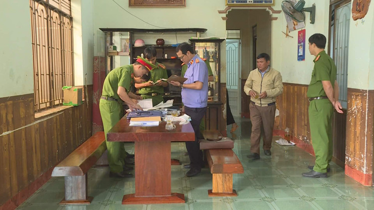 Cơ quan chức năng khám xét nơi ở, nơi làm việc của nguyên Chủ tịch Hội Nông dân TP Buôn Ma Thuột.