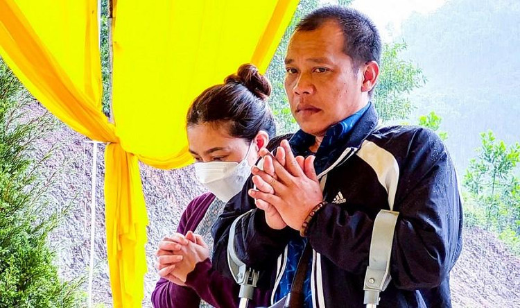 Ông Lê Minh Quang và bà Cao Thị Thu Bích tại đám tang cháu Q.