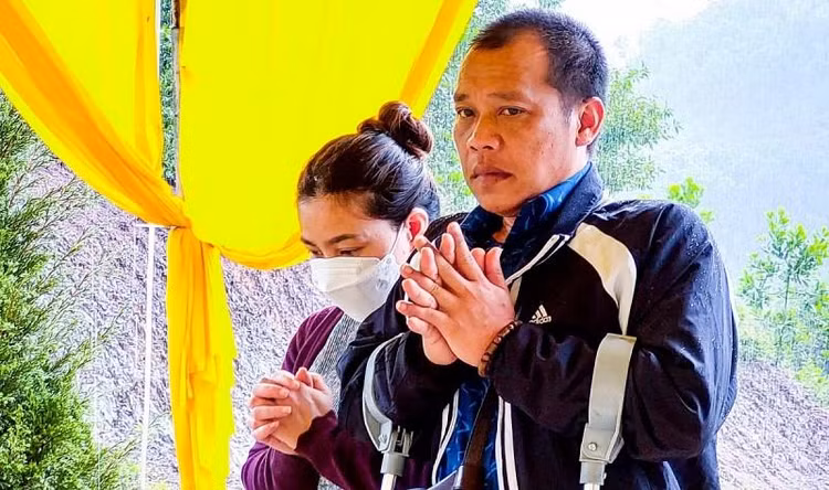 Ông Lê Minh Quang và bà Cao Thị Thu Bích tại đám tang cháu Q.